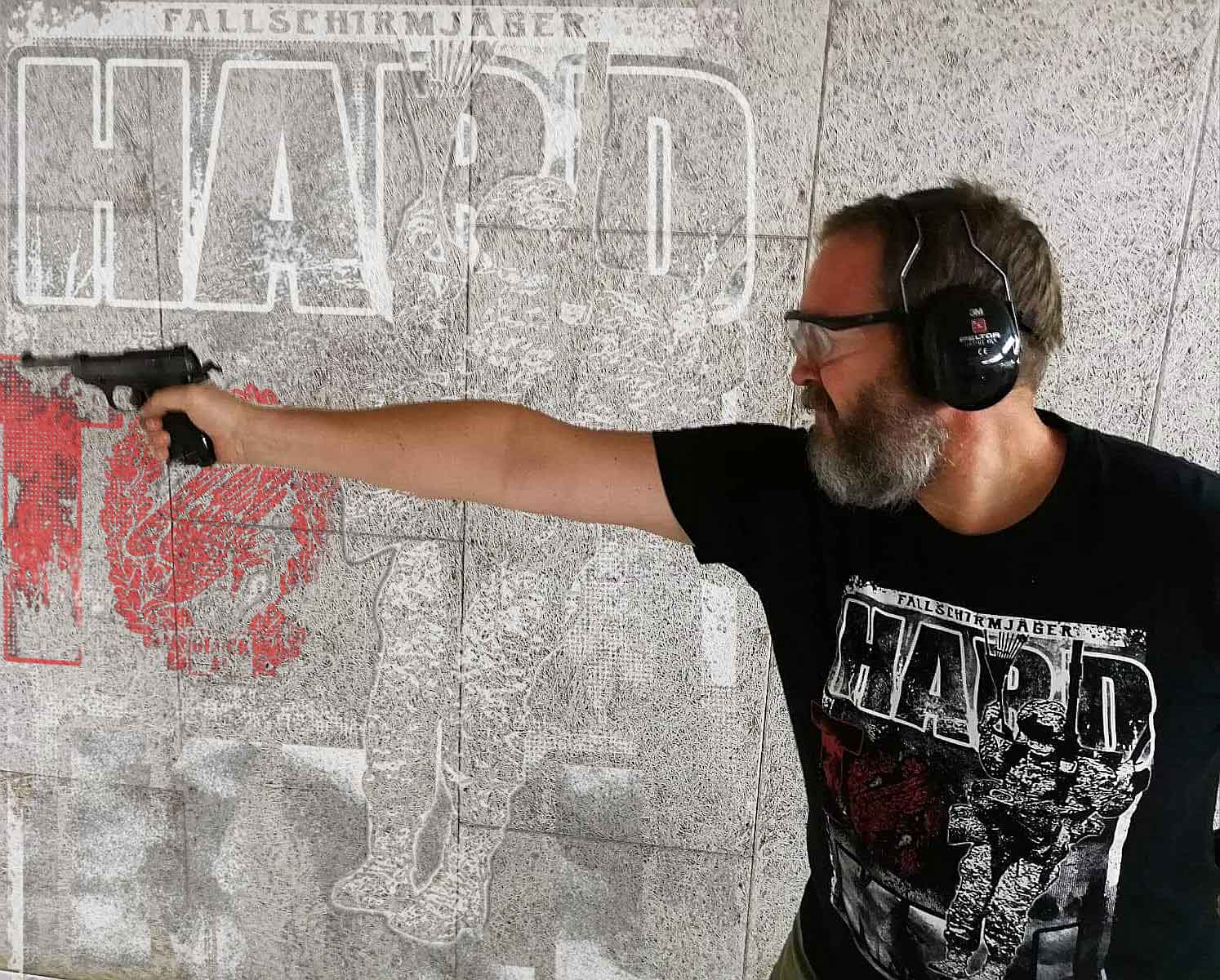 "HARD TO KILL" T-Shirt, schwarz